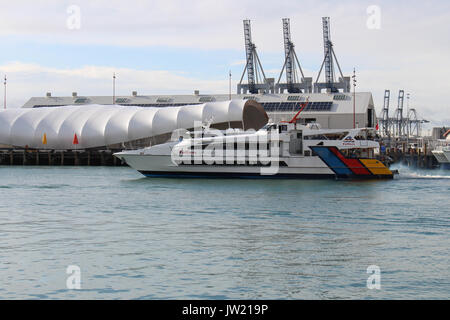 Monuhull Waiheke Auckland à Fullers Jet ferry Raider dans le port d'Auckland Banque D'Images