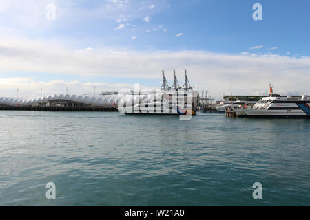 Monuhull Waiheke Auckland à Fullers Jet ferry Raider dans le port d'Auckland Banque D'Images