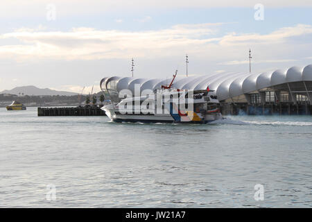 Monuhull Waiheke Auckland à Fullers Jet ferry Raider dans le port d'Auckland Banque D'Images