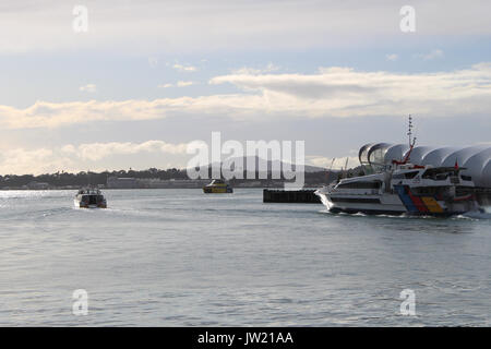 Monuhull Waiheke Auckland à Fullers Jet ferry Raider dans le port d'Auckland Banque D'Images