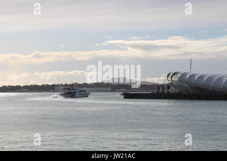 Monuhull Waiheke Auckland à Fullers Jet ferry Raider dans le port d'Auckland Banque D'Images