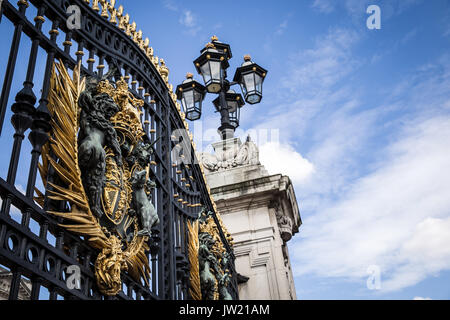 Londres - Mai 2017 : Détails du palais de Buckingham Gate le 18 mai 2017 à Londres. Banque D'Images