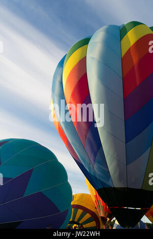 Haut de ballons Biscus piloté par Morgan Braden contre un ciel voilé, ciel nuageux comme il se prépare à lancer à partir de l'ouest du parc des zones humides de Yuma de Yuma, AZ Banque D'Images