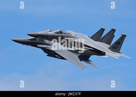 Trois avions de chasse F-15 de la RAF Lakenheath, deux chasseurs F-15C et un chasseur multirôle F-15E Strike Eagle Banque D'Images