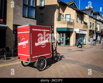 Le dernier kilomètre de livraison Eco - un vélo cargo appartenant à la compagnie de la livraison du dernier kilomètre stationné dans le centre historique de Cambridge, au Royaume-Uni. Banque D'Images