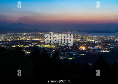 Nightview de Fukuoka au crépuscule à Fukuoka, au Japon. Banque D'Images