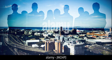 Silhouettes debout contre cityscape against sky Banque D'Images