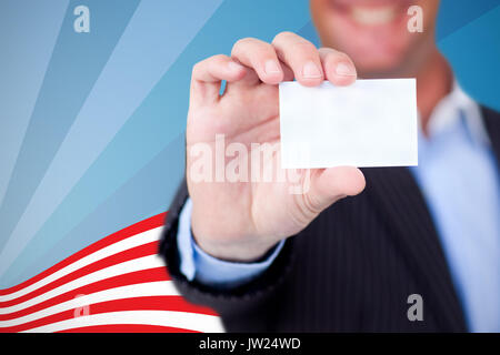 Businessman holding blank card contre fond blanc contre l'accent sur la ligne Banque D'Images