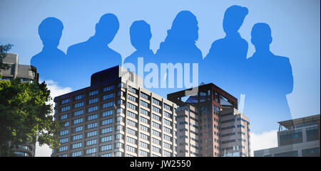 Silhouettes debout contre le beau paysage urbain contre ciel clair Banque D'Images