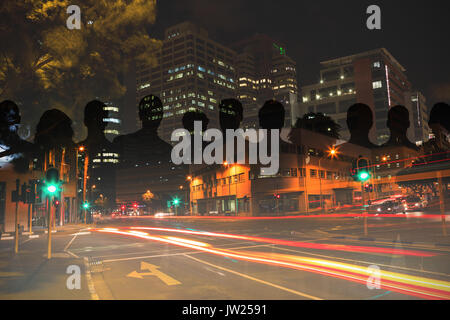 Image d'illustration de collègues contre les routes illuminées par des capacités en ville Banque D'Images