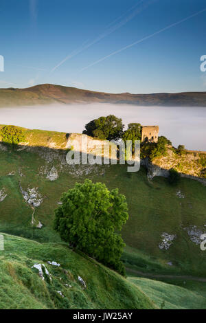 Matin brumeux Dale ; Cave ; vue sur la Colline ; perdre ; Derbyshire UK Banque D'Images