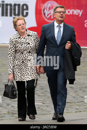 David et Catherine Logan arrivent à la Haute Cour à Edimbourg, où leur fils Blair Logan, 27 ans, est due à être condamné pour le meurtre de son frère Cameron, 23, et la tentative de meurtre de la petite amie de son frère Rebecca Williams, en y mettant le feu à eux pendant qu'ils dormaient sur le jour de l'an. Banque D'Images