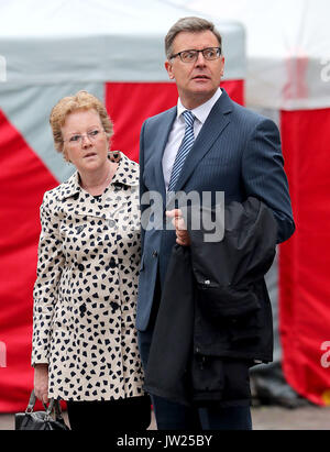 David et Catherine Logan arrivent à la Haute Cour à Edimbourg, où leur fils Blair Logan, 27 ans, est due à être condamné pour le meurtre de son frère Cameron, 23, et la tentative de meurtre de la petite amie de son frère Rebecca Williams, en y mettant le feu à eux pendant qu'ils dormaient sur le jour de l'an. Banque D'Images