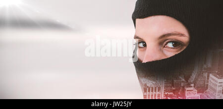 Portrait de femme pirate portant cagoule contre defocused image de sky Banque D'Images