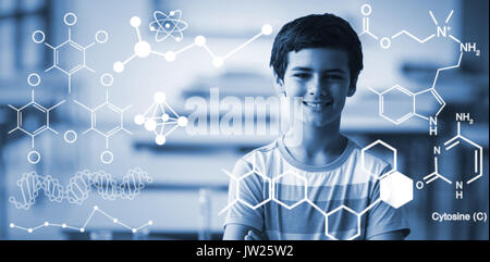 Illustration de formules chimiques contre portrait of businesswoman standing with arms crossed in laboratory Banque D'Images