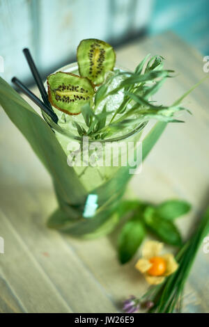 Limonade fait maison à partir de produits frais tarthun avec la chaux dans des verres en verre, selective focus jpg Banque D'Images