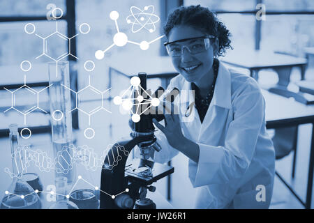 Illustration de formules chimiques contre portrait de lycéenne expérimentant sur microscope in laboratory Banque D'Images