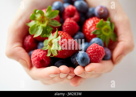 Close up of young woman hands holding berries Banque D'Images