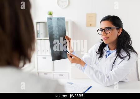 Médecin avec x-ray de la colonne vertébrale et le patient à l'hôpital Banque D'Images