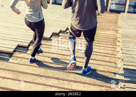 Close up of couple fonctionnant en bas sur stadium Banque D'Images