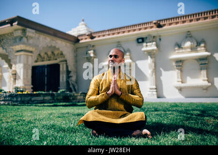 In handsom indien namaste message d'accueil, dans l'or kurta au temple Banque D'Images