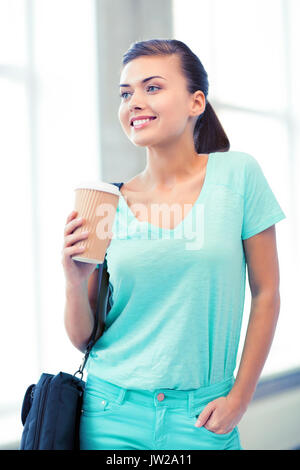 Student holding Coffee cup à emporter Banque D'Images