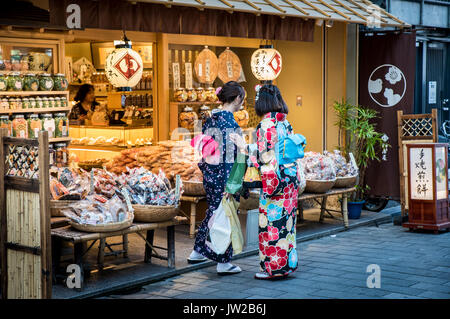 Robes traditionnelles mesdames shopping à Tokyo, Japon Banque D'Images