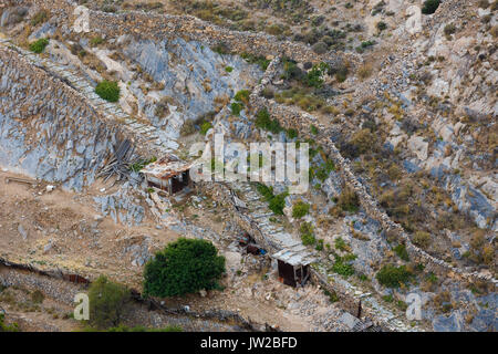 Sentier pavé renouvelé le long de la colline menant à l'église St Georgio dans l'île de Syros, Grèce. Divers sentiers similaires ont été reconstruire pour les randonneurs. Banque D'Images