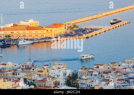 Port d'Ermoupolis ou Hermoupolis et bâtiments en distance au crépuscule.Ermoupolis est une ancienne commune de l'île de Syros, Cyclades, Grèce Banque D'Images