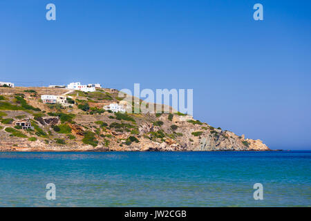 Belle plage de Kini dans l'île de Syros, Grèce contre un ciel bleu clair. Kini est l'une des rares plages de sable de l'île de Syros. Banque D'Images