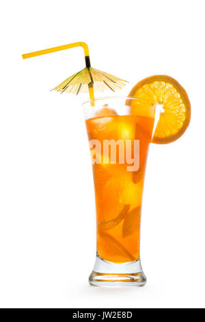 Cocktail orange lumineux en verre haute. Isolé sur blanc, chemin de détourage inclus Banque D'Images