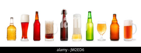 Divers collection de bière. Rangée de bouteilles et verres de bière différentes isolated on white Banque D'Images