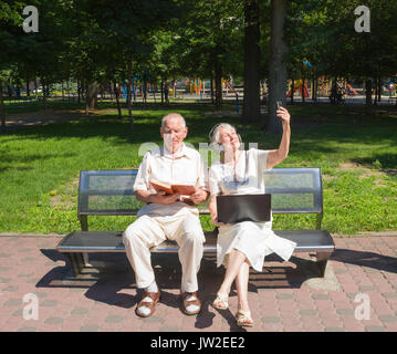 Le vieux couple heureux à l'été, lors d'une promenade Banque D'Images