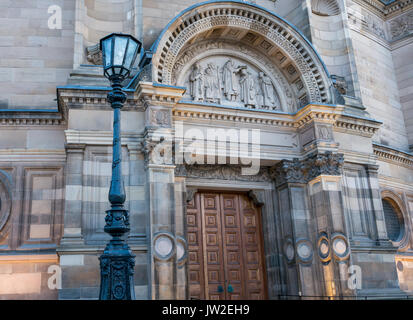 Grand porte des ornements nouvellement restauré McEwan Hall, Université d'Édimbourg, l'hôtel de l'obtention du diplôme Edimbourg Ecosse, Royaume-Uni, dans la lumière du soir Banque D'Images