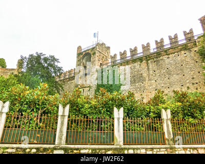 Torri del Benaco château sur le lac de Garde en Italie Banque D'Images