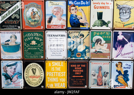 Vintage metal plaques suspendues avec des citations et des proverbes sur Banque D'Images