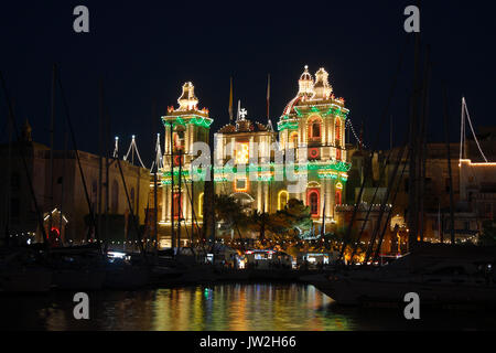 L'église catholique Saint-Laurent de Birgu (Vittoriosa), Malte, s'est illuminée pour la fête annuelle commémorant le saint. Religion et christianisme en Europe. Banque D'Images