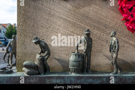 Détail de la marine marchande en bronze Memorial, la rive, Leith, Edinburgh, Ecosse, sculptée par Jill Watson au Powderhall Fonderie, avec des marins miniatures Banque D'Images