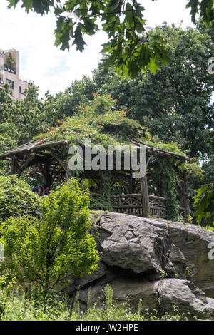 Gazebo en bois dans Central Park, NYC, USA Banque D'Images