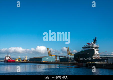 Voir l'ensemble du bassin de l'Albert Dock, Leith, Edinburgh, Ecosse, avec bateaux amarrés, grues sur fond de ciel bleu, de l'entrepôt, et Tidewater Ship Demarest Tide Banque D'Images