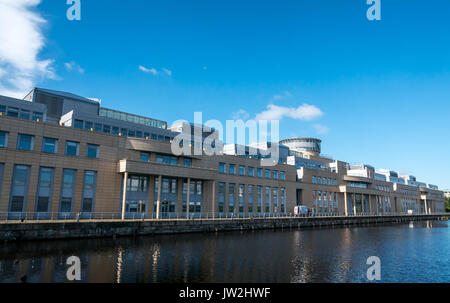 Côté Quai de Victoria Quay, immeuble de bureaux du gouvernement écossais, Leith, l'Écosse, avec l'homme au travail avec un van et le bassin du port aux beaux jours, UK Banque D'Images