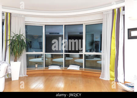 Salon moderne intérieur avec grand mur de verre reflet dans la fenêtre Banque D'Images