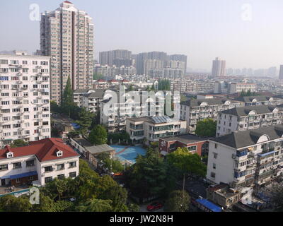 Paysage urbain typiquement chinois dans quartier résidentiel de Shanghai, Chine Banque D'Images