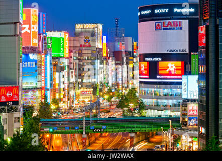 Shinjuku Tokyo Skyline Panneaux D'Affichage Japon Yasukuni Dori Kabukicho La Nuit. Banque D'Images