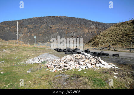 Fly-tipping à Cwmbargod. Banque D'Images