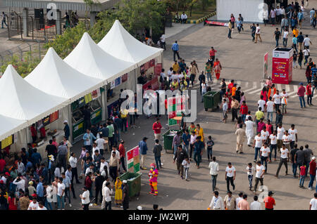 Delhi, Inde - 19 Mar 2017 : rassemblement foule autour des aliments tentes pour profiter de la gourmandises Banque D'Images