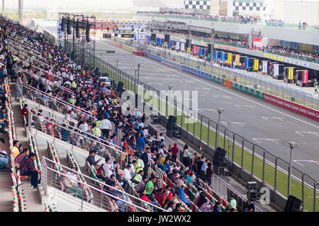 Delhi, Inde - 19 Mar 2017 : hommes, femmes, familles assis dans les gradins et regarder un circuit de course Banque D'Images