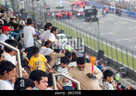 Delhi, Inde - 19 Mar 2017 : hommes, femmes, familles assis dans les gradins et regarder un circuit de course Banque D'Images