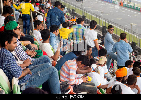 Delhi, Inde - 19 Mar 2017 : hommes, femmes, familles assis dans les gradins et regarder un circuit de course Banque D'Images