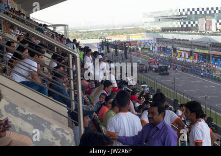 Delhi, Inde - 19 Mar 2017 : hommes, femmes, familles assis dans les gradins et regarder un circuit de course Banque D'Images